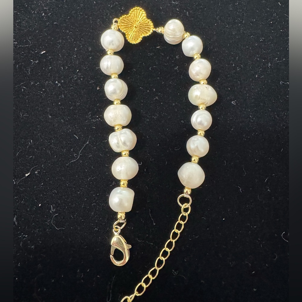 Beautiful faux pearl and clover bracelet